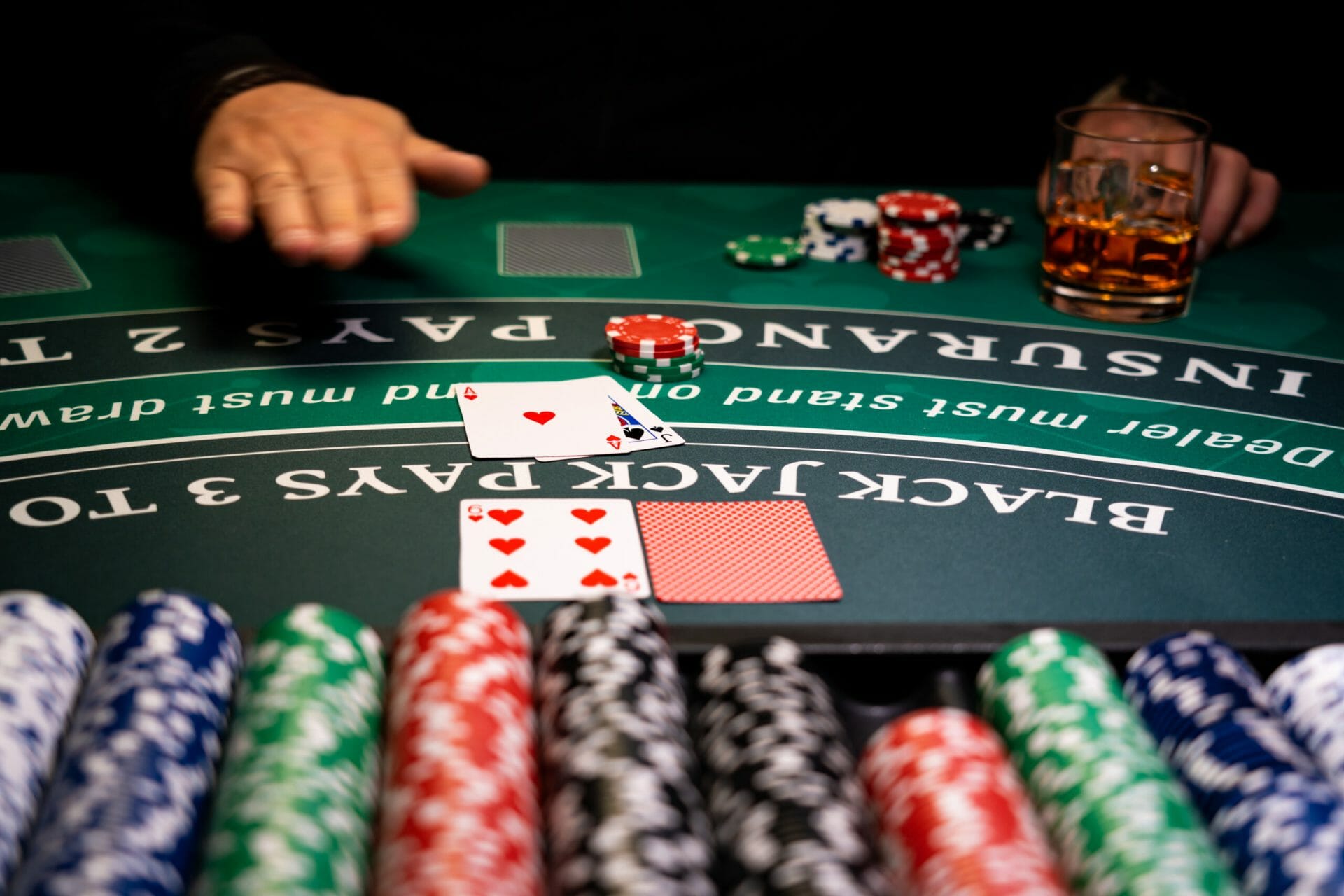 Comparaison entre le Blackjack Français et le Blackjack Européen: Quelles sont les différences?